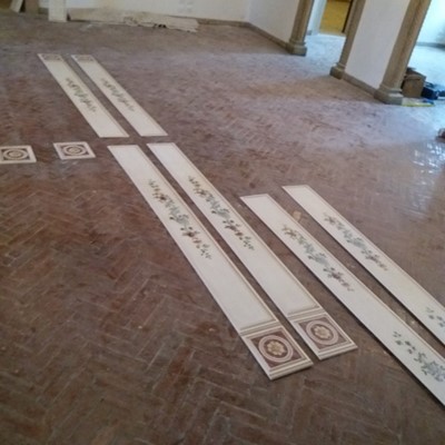 Decorazione travi - Pannelli pronti per essere posizionati negli spazi tra le travi